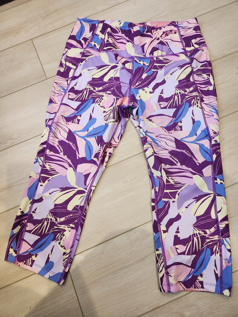 Women's Purple Floral Active Capri Leggings